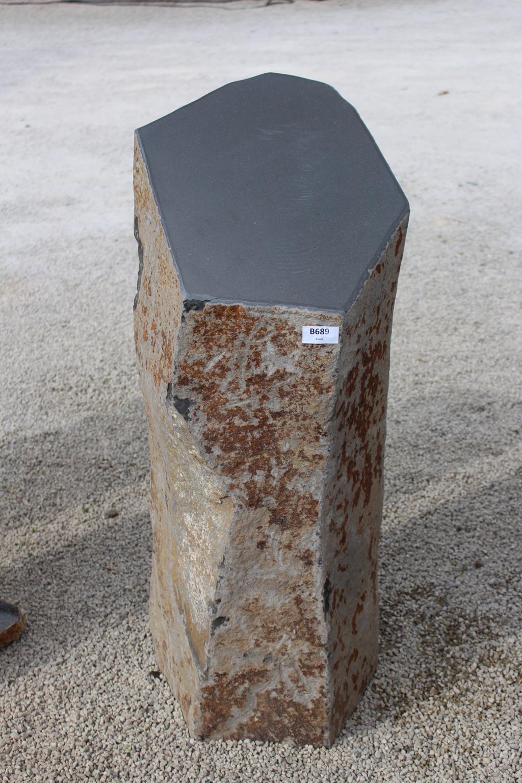Basaltsäule mit polierten Kopf ca. 40x45x100cm