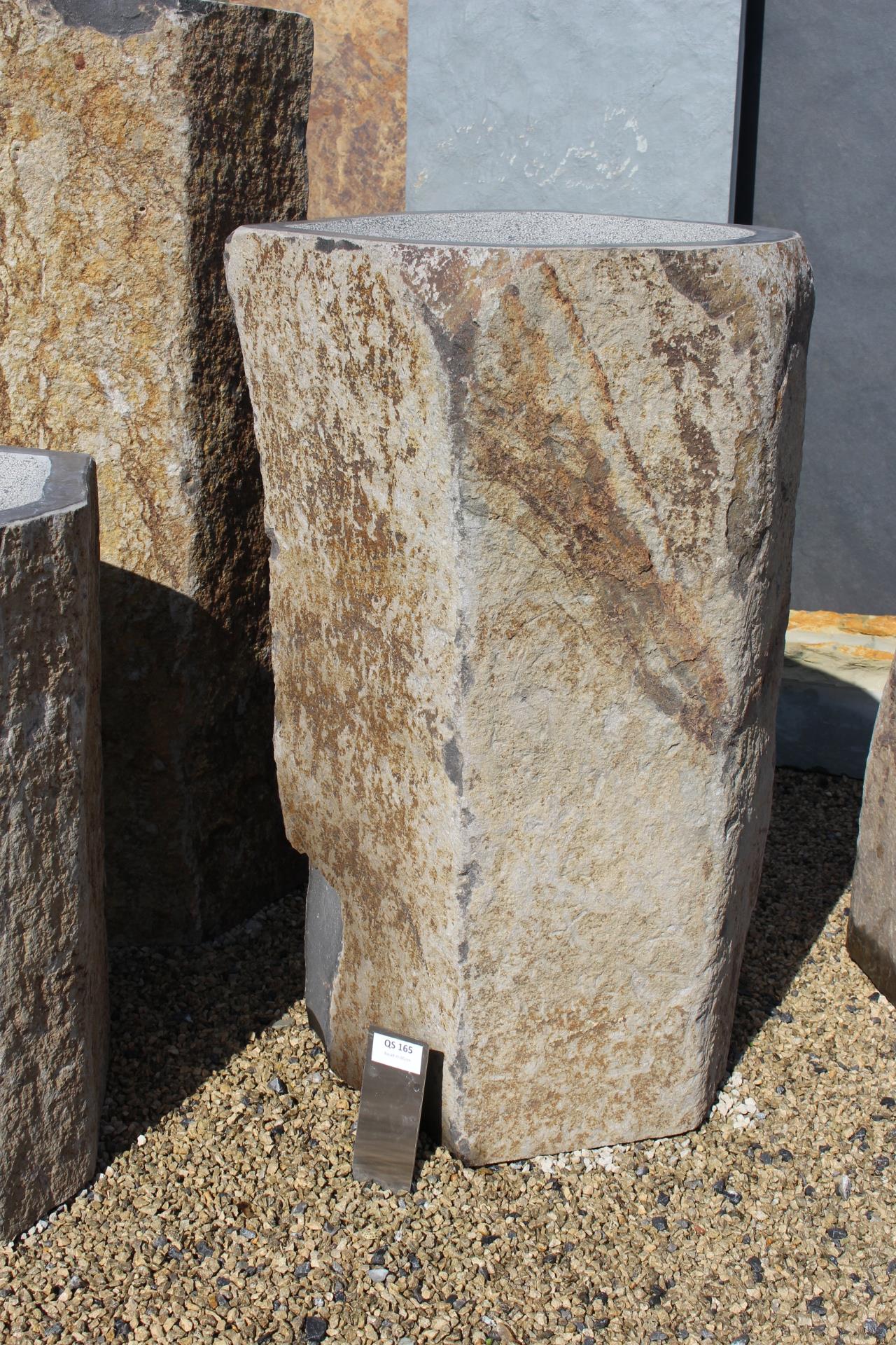 Basaltsäule mit Kelch, gebohrt ca. 80x30-40 cm (H x Ø)