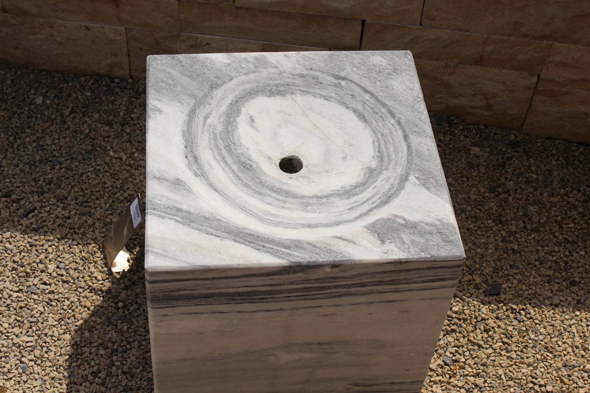Marmorwürfel mit Kelch und Bohrung, ca. 40x40x40 cm 